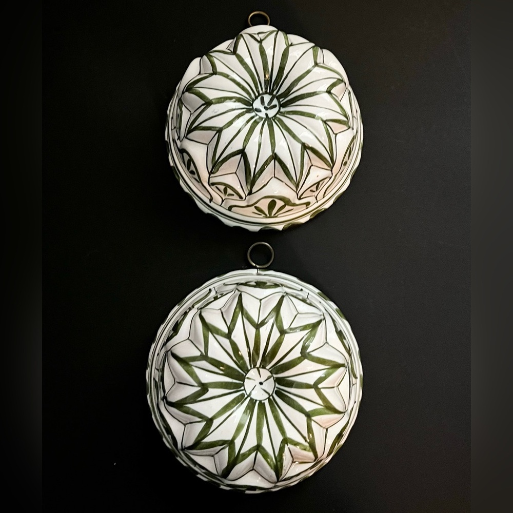 2 ABC Bassano Ceramiche Handpainted Ceramic Bundt Cake Mold White Green Italy 6”